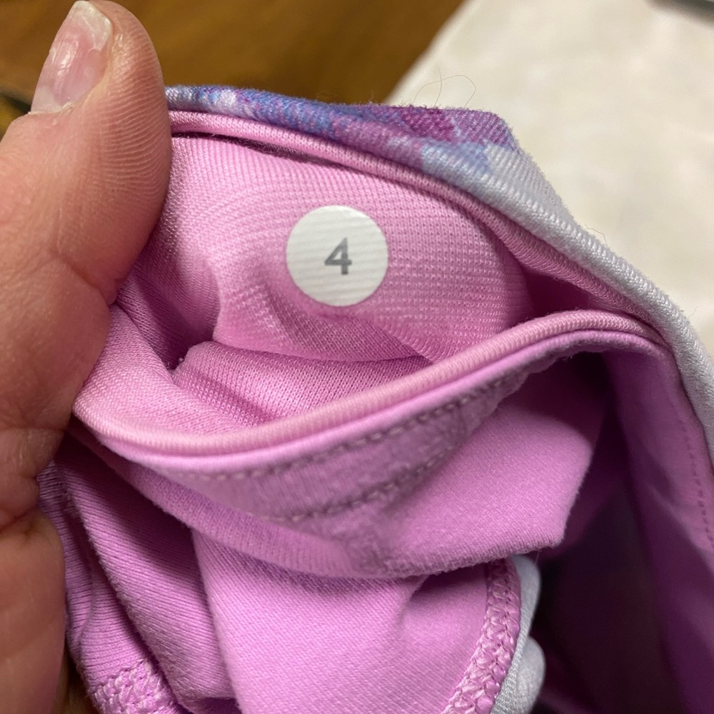 4051 -Lululemon Wunder Under
Blooming Pixie Multi- 26” - Picture 6 of 7